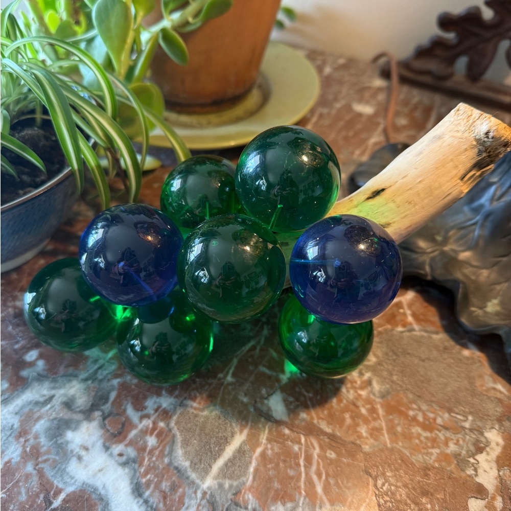 Vintage Mid Century Lucite Grape Cluster - Picture 3 of 6